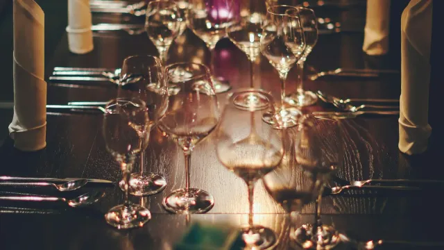 Gedeckter Tisch mit Weingläsern im Kerzenlicht – Soft Swap Bedeutung und Swinger-Begriffe