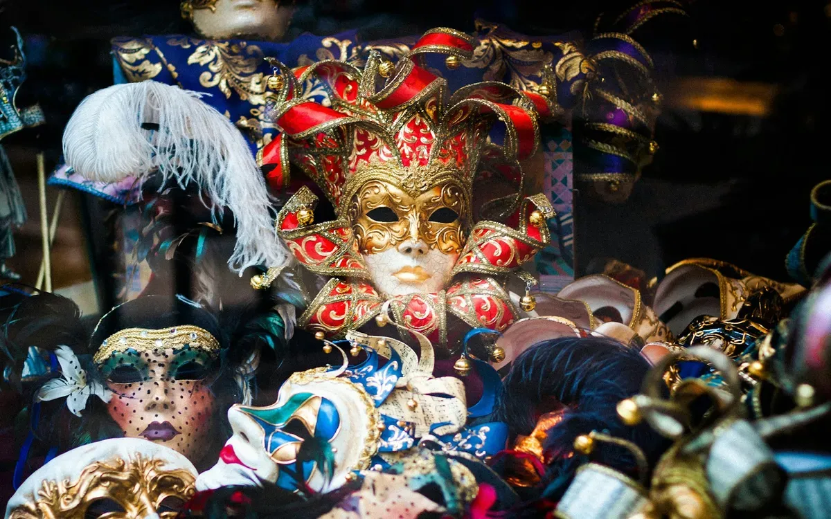 Venezianische Masken in einem Schaufenster