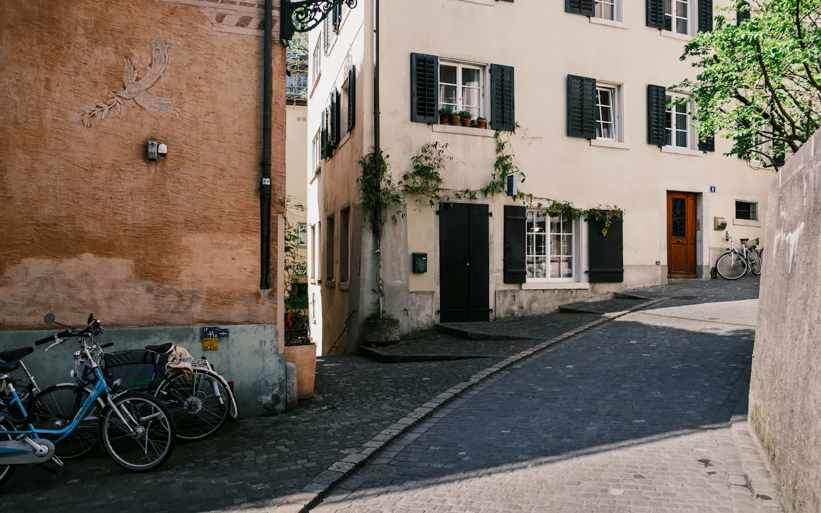 Kopfsteinpflastergasse in der Zürcher Altstadt mit Fahrrädern und Fensterläden