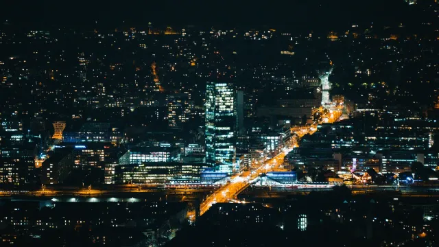 Blick über das nächtlich beleuchtete Zürich mit der Hardbrücke – xDate.ch Erfahrungen